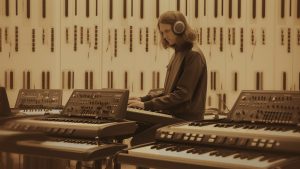 В унисон со временем: синтезатор как пример музыкальной мимикрии