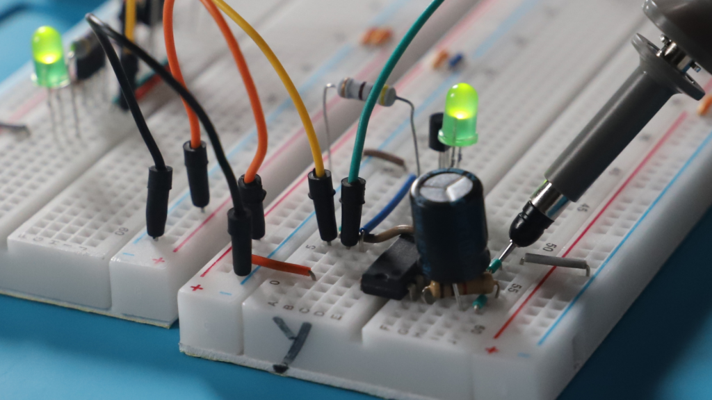 Собираем элементы цифровой логики на макетной плате | Истовый инженер