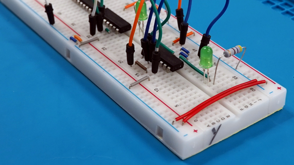 Учимся хранить информацию: триггеры на макетной плате | Истовый инженер