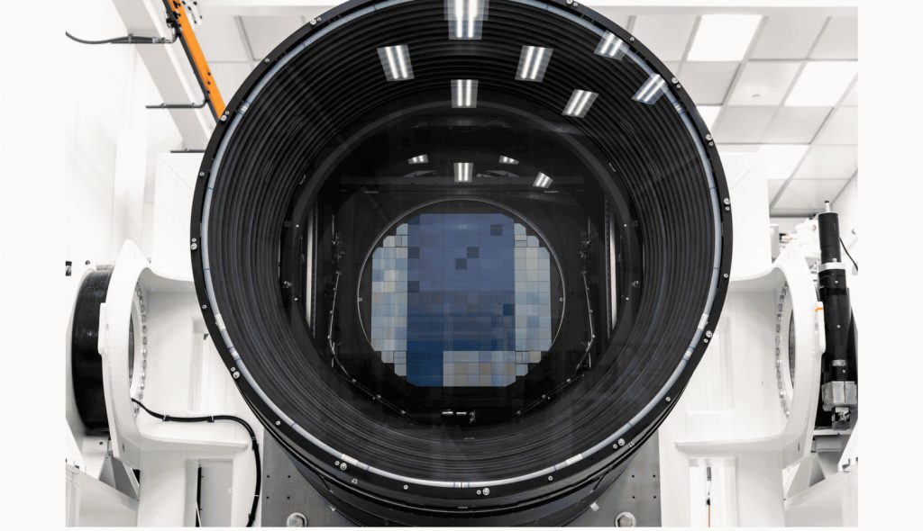 Камера LSST, сфотографированная в чистой комнате. 