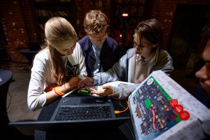 Старт в «железной» индустрии: первые проекты студентов на стажировке в YADRO