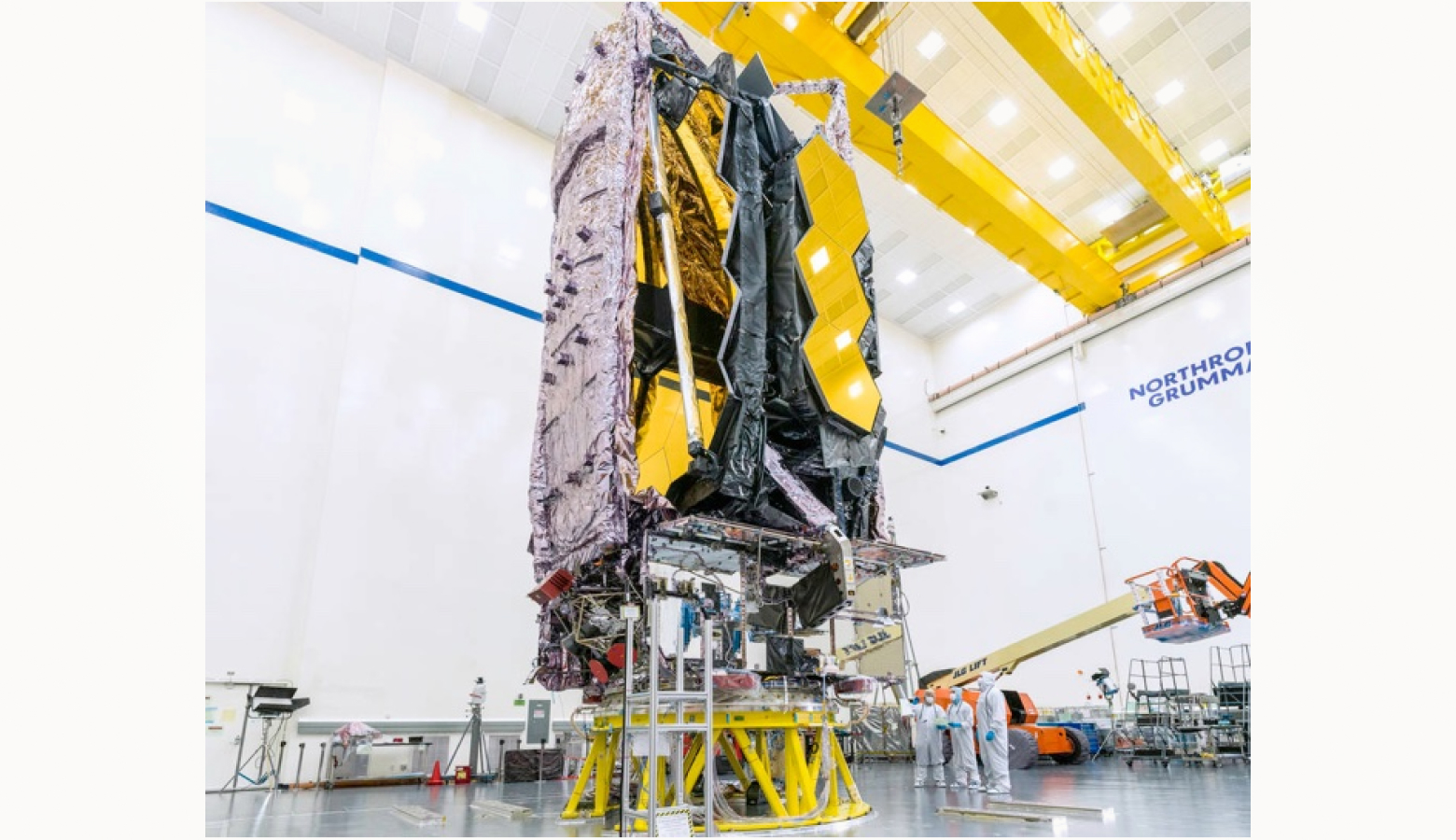 Зеркало телескопа «Джеймс Уэбб» в свернутом формате.