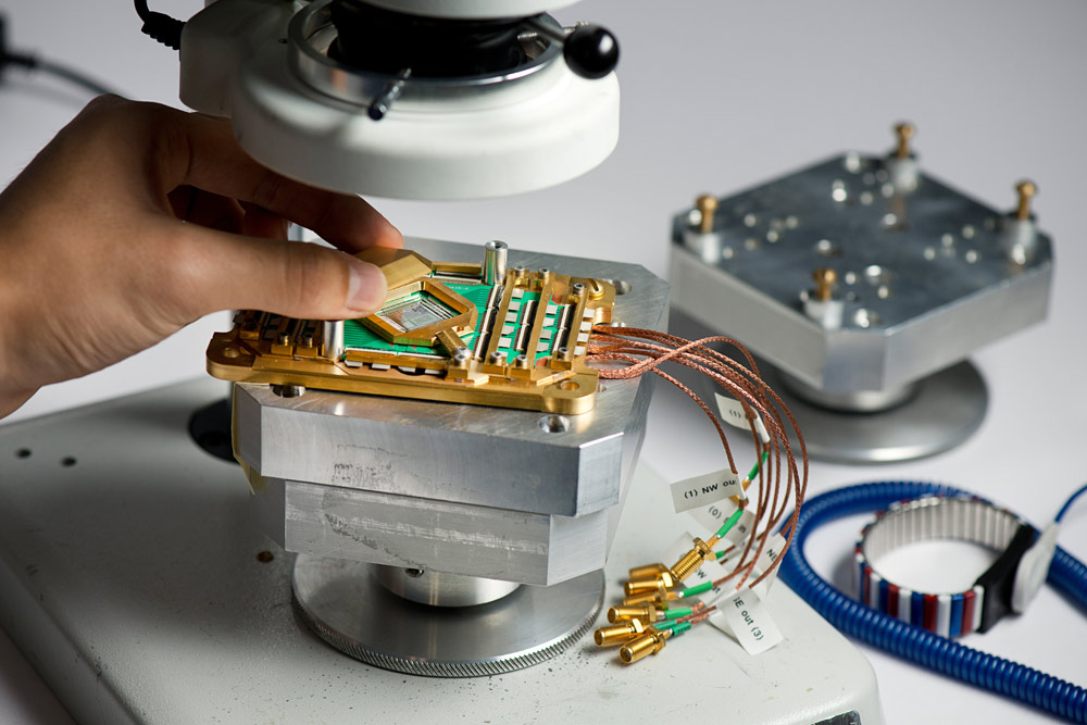 Сборка процессора квантового компьютера D-Wave Two