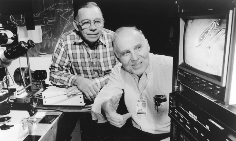 Джозеф Дзедзич и Артур Эшкин демонстрируют, как они могут захватывать микроскопические живые организмы с помощью своих оптических пинцетов.