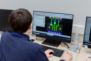 Как стать топологом интегральных схем: от первой лабораторной с D-триггером к реальной инженерной практике