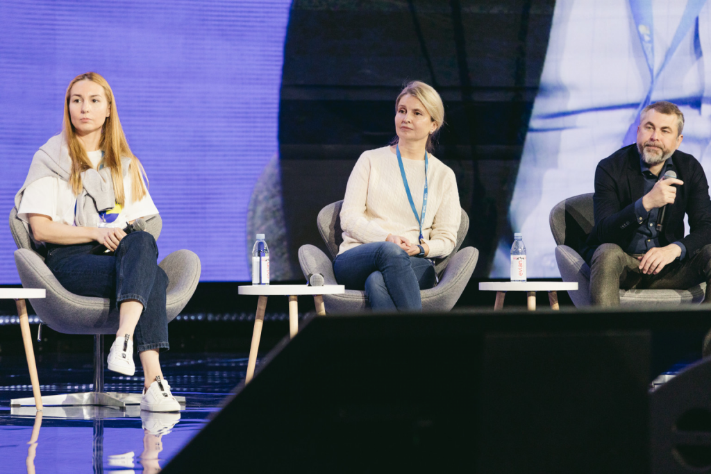 Юлия Клебанова на панельной дискуссии YADRO.