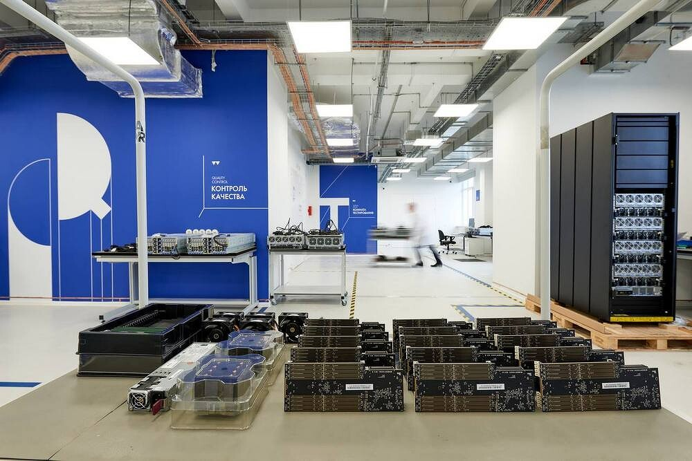 На производстве YADRO в Дубне