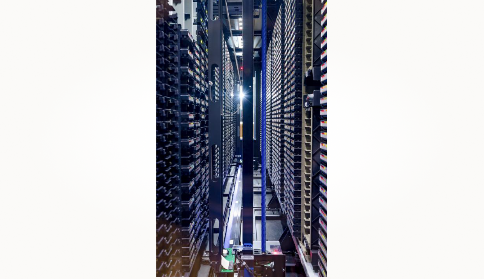 Внутри библиотеки TS4500. Снимок из архивов Лаборатории информационных технологий ОИЯИ 