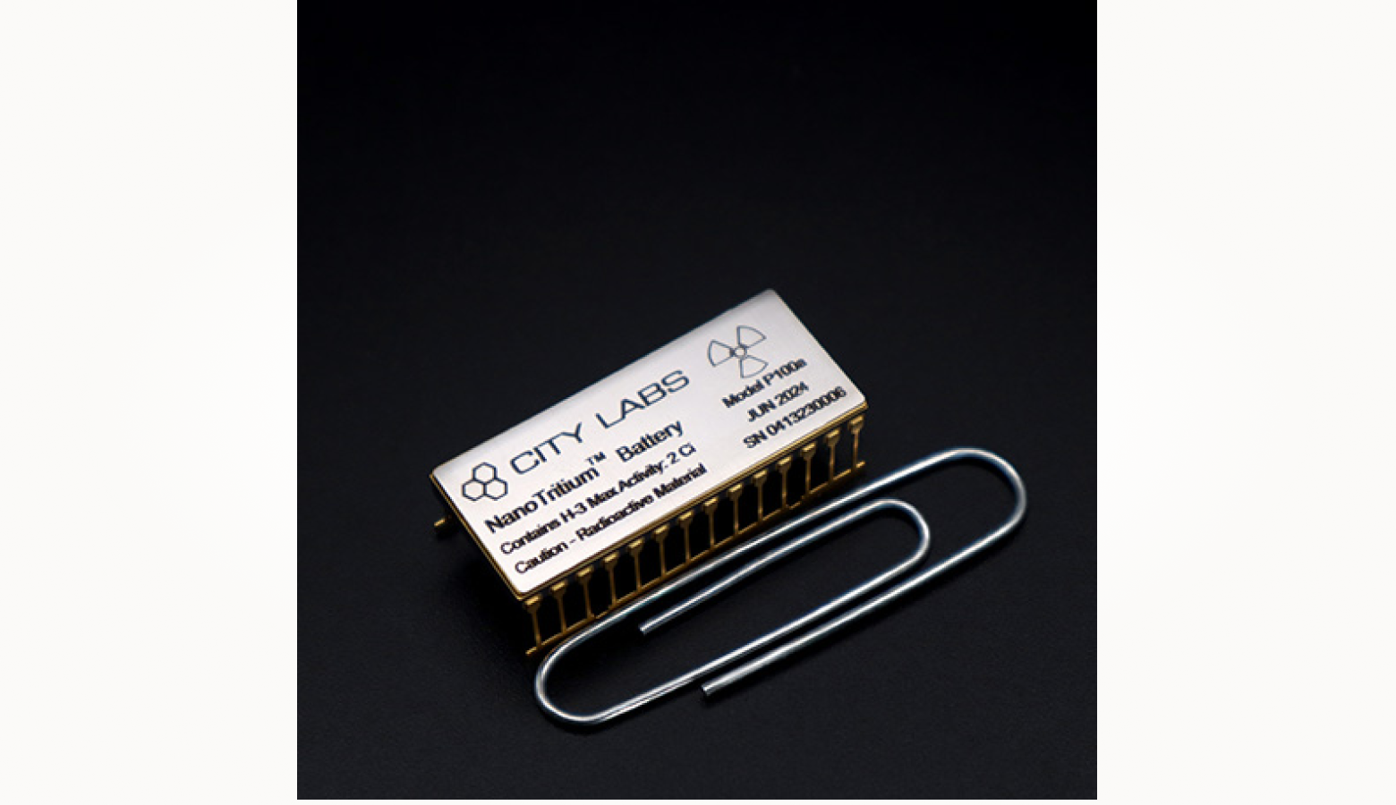 размер батареи в сравнении со скрепкой