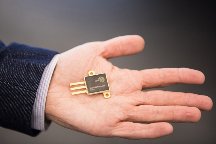 Ожидаемая продолжительность работы батарейки на снимке — 20 лет