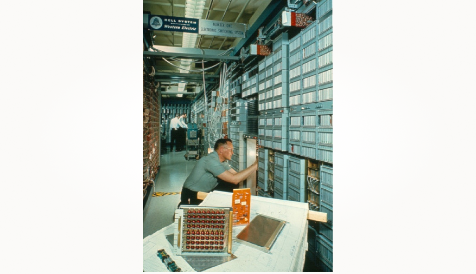 Фриц Блюм проверяет электрическую цепь