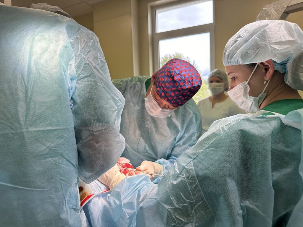 Хирургические операции в рамках проекта проводятся в Сочи — на базе Курчатовского комплекса медицинской приматологии. Источник