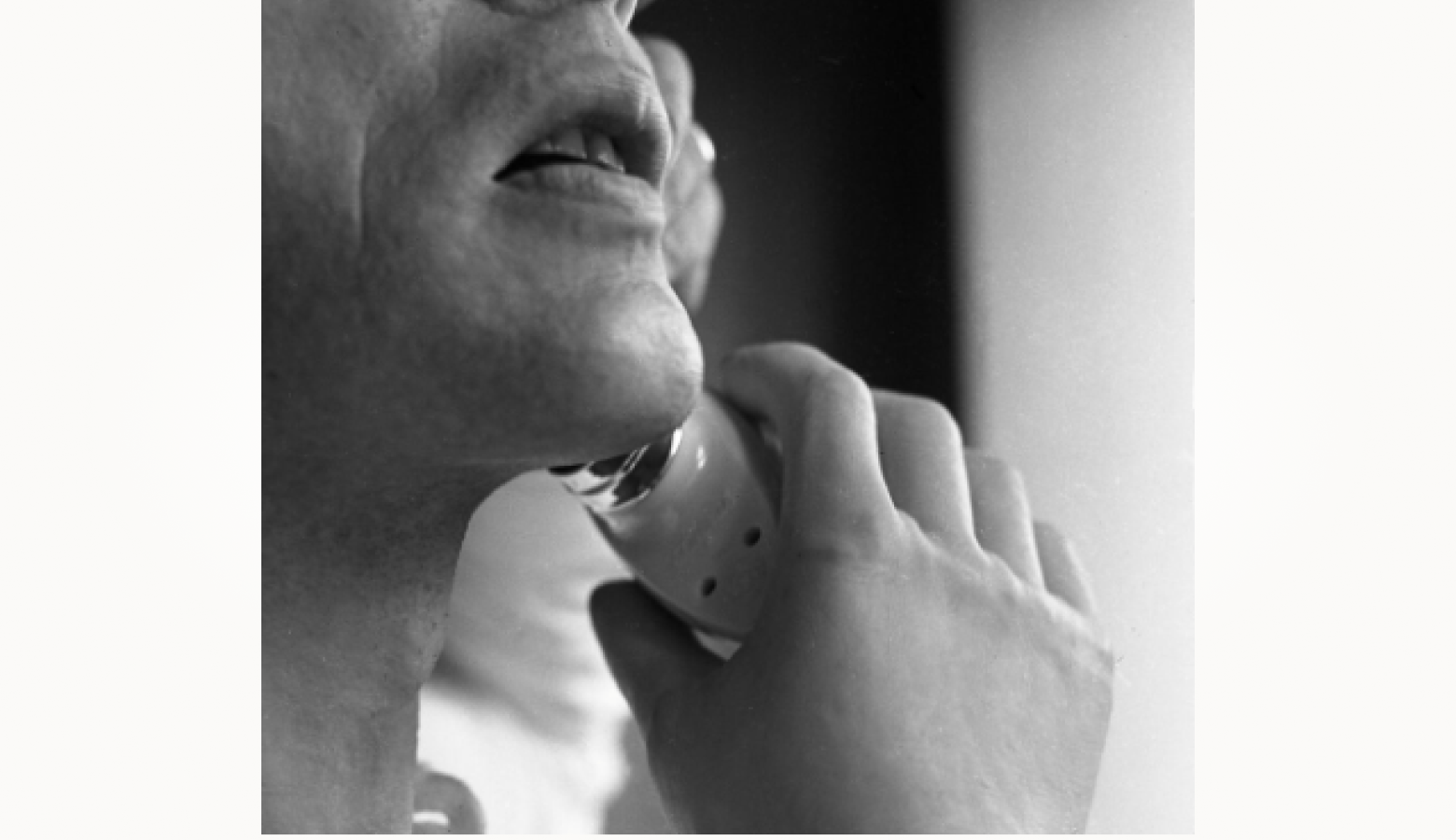 Советский биоэлектрический протез правой руки и электрическая бритва.