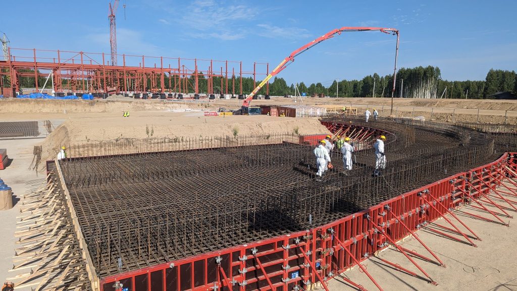 Заливка бетона в основание здания инжектора. 2022 год. теперь в этом здании расположены линейный ускоритель и бустерный синхротрон.